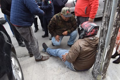 Motociclista termina sentado en la banqueta