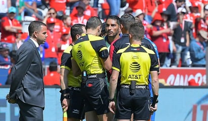 ¡Se calentó! Chuy Corona, expulsado al final del partido Toluca vs Cruz Azul