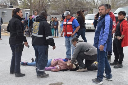 Mujer azota contra el asfalto 