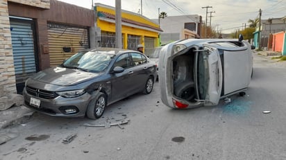 Mujer choca con auto estacionado y vuelca en la colonia Obrera Norte de Monclova