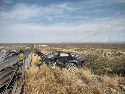 Conductor choca contra barandal de contención en la carretera Monclova-Monterrey