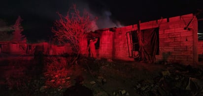 Bomberos sofocan incendio en la colonia Oscar Flores Tapia de Monclova