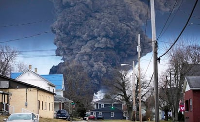 ¿Un mini Chernóbil? Por esto preocupa el escape de gases tras descarrilamiento en Ohio