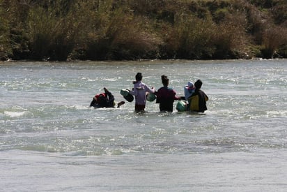 Migrantes se exponen al cruzar el RB a menos cero grados