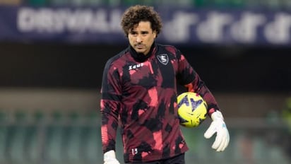 Guillermo Ochoa, a la banca durante el duelo del Salernitana contra Hellas Verona