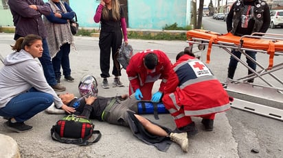 Joven sufre lesiones tras derrapar en su motocicleta