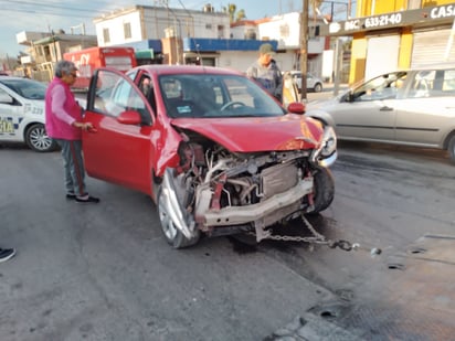 Sexagenaria no respeta alto y choca en calles e la Zona Centro de Monclova