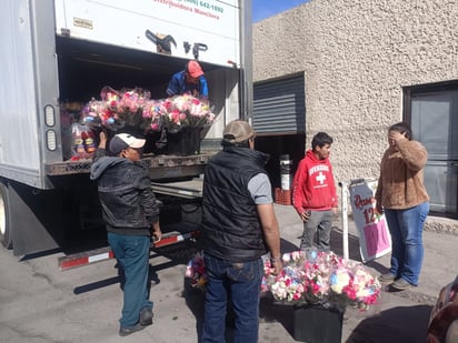 Florerías tienen filas por el 14 de febrero 