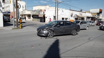 Mujer provoca choque al ignorar luz roja de semáforo en la Zona Centro de Monclova