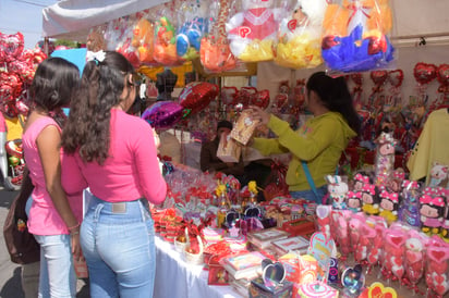 Comerciantes beneficiados con el día de los enamorados