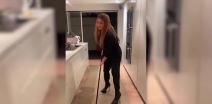 Shakira celebra San Valentín en tacones, con trapeador en mano y ¿mandando nueva indirecta a Piqué?