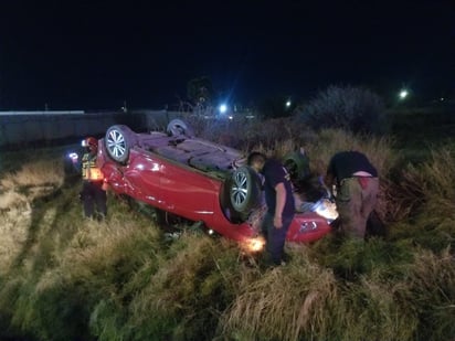 Mujer vuelca junto a su menor hijo en el Fausto Z Martínez de Piedras Negras 