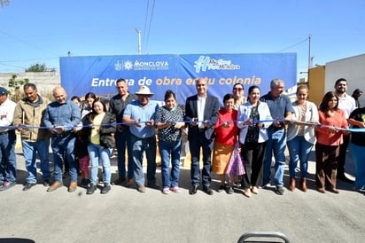 Vecinos de la colonia Leandro Valle de Monclova reciben entrega de pavimentación