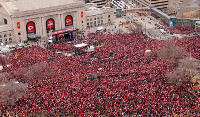 Campeón Chiefs paraliza Kansas City con desfile 