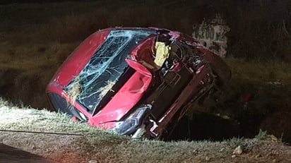 Madre e hijo vuelcan en su camioneta y resultaron ilesos