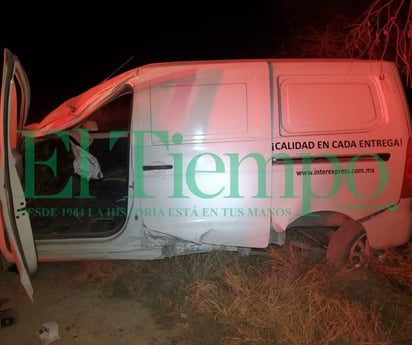 Camioneta de paquetería vuelca en la carretera Monclova-Sabinas