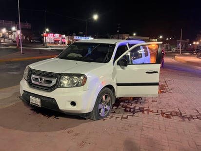 Camioneta termina montada sobre camellón del puente Calicanto de Monclova