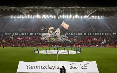 Aficionados en Turquía rinden homenaje a Proteo y equipos de rescate con estremecedor tifo: El perro mexicano que falleció en territorio turco al formar parte de la delegación mexicana de rescate fue recordado en partido