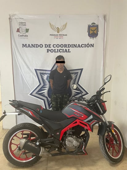 Policías aseguran a sujeto que iba en moto con reporte de robo