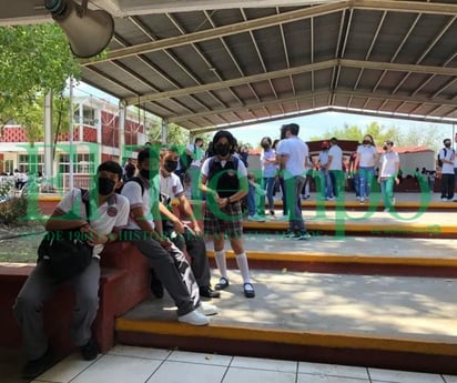 Padres de la Secundaria Técnica 76 manifiestan riñas  