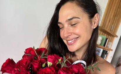 Gal Gadot se sumó a las tendencias de las camisas oversize: Una tendencia que se renueva cada año y en cada temporada. La bella actriz demostró que la prenda formal puede utilizarse