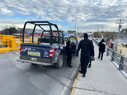 Mujer ebria intenta tirarse del puente Cal y Canto en Monclova 