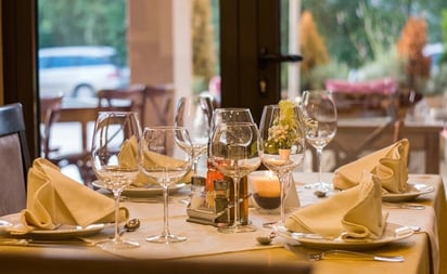 Tunden a restaurante de EU por prohibir entrada con niños de 10 años; conoce la razón