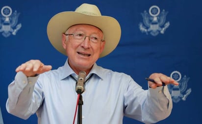 Ken Salazar 'bautiza' como Benito Juárez una habitación de su residencia en la embajada de EU en México