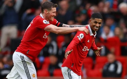 Manchester United golea 3-0 al Leicester City y sigue peleando arriba en la Premier League