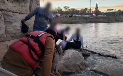 Rescatan a familia con síntomas de hipotermia sobre rocas en medio del Río Bravo