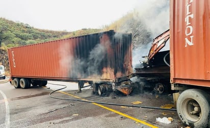 Se incendian dos tracto camiones al chocar de frente en carretera de Sonora