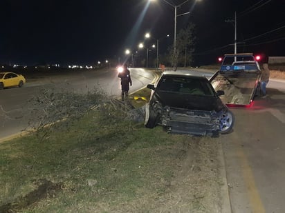 Sujeto vuelca y abandona su automóvil en camellón 