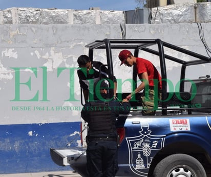 Policías descubren a jóvenes con arma y droga