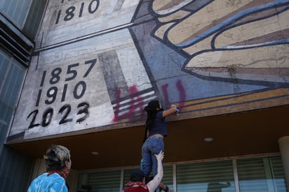 Estudiantes de la UNAM hacen pintas en mural de Rectoría; denuncian acoso