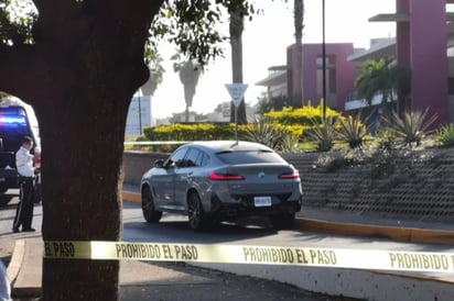 Balean a mujer mientras conducía auto de lujo en Culiacán 