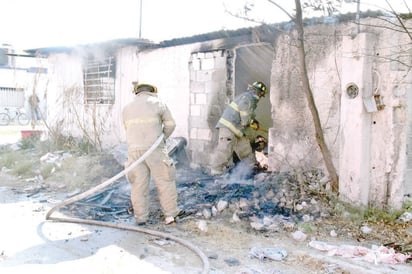 Vándalo le prende fuego a una casa abandonada