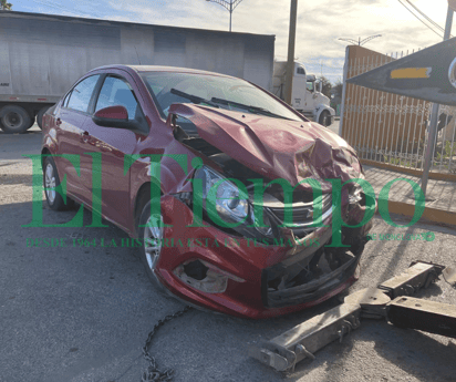 Auto choca camioneta en la colonia Guadalupe de Monclova 