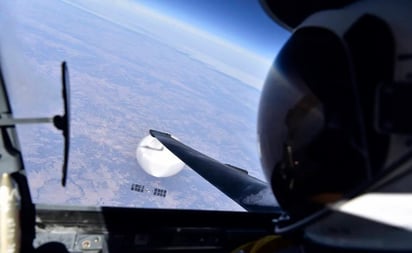 El Pentágono publica foto del globo chino tomada desde un avión caza de EU