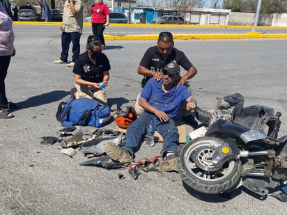 Motociclista se estrella contra auto por alcance 