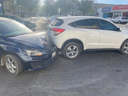 Conductor protagoniza choque y caos vial en la Zona Centro