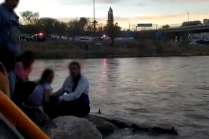 Rescatan a 11 migrantes que se quedaron varados en el Río Bravo