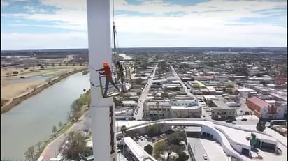 Asta bandera de la Gran Plaza de Piedras Negras recibe mantenimiento