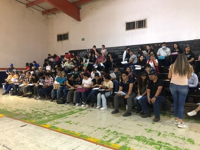 Estudiantes acuden por tarjeta de cobro para beca Benito Juárez     