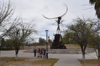 Obreros desairan convocatoria napista de mitin en el Ave Fénix