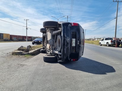 Mujer sufre volcadura en libramiento Fausto Z; auto le cerró el paso