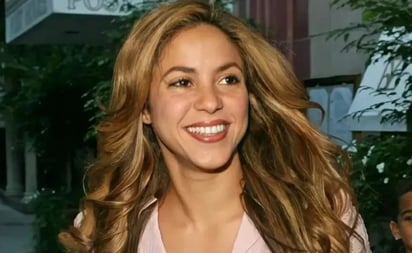 Shakira: la cantante impone moda con el vestido azul metálico ideal para mujeres mayores de 40 años: La compositora de 46 años se sumó a una tendencia que siempre se renueva y nunca pasa de moda.