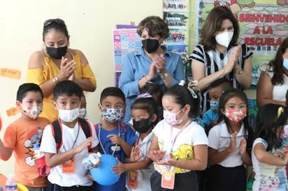 Padres de familia apoyan en la aplicación de vacunas en escuelas