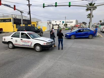 Conductor ignora luz roja y taxista lo choca