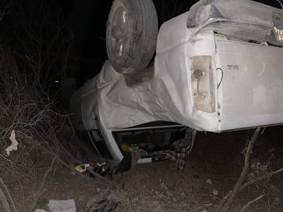 Hombre vuelca en la carretera federal 57 tras una falla mecánica