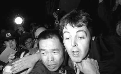 Así fue el día que encarcelaron a Paul McCartney en Japón : Durante una gira en Tokio que realizaba con su banda The Wings, que el compositor de \'Yesterday\', fue detenido en el aeropuerto 